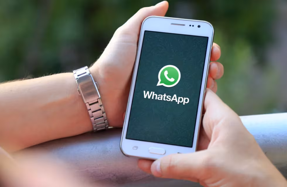 Whatsap permite elegir idiomas disponibles, entre los que se ingluyen el inglés, el español, el portugés de Brasil, el ruso y el indi.