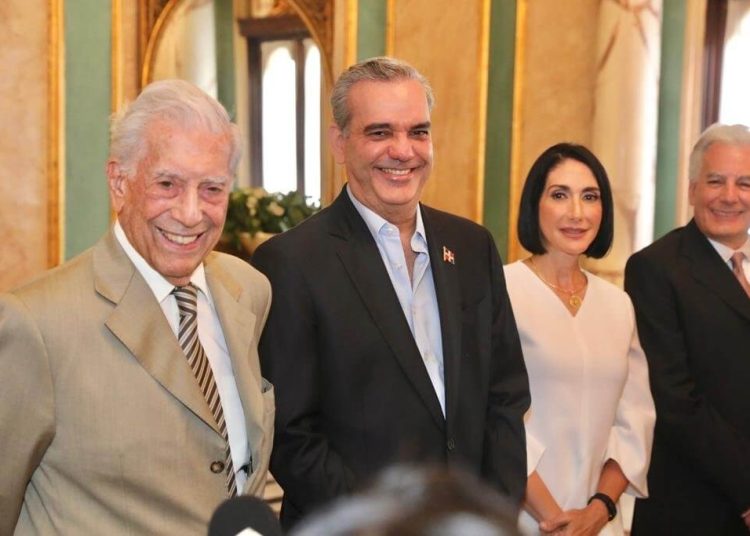 El autor dijo ayer, al aceptar la nacionalidad, que la República Dominicana "es un ejemplo para América Latina. Va en la buena dirección, sin ninguna duda". - Fuente externa.