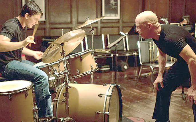 La película muestra a un maestro que presiona de forma extrema a un músico con talento.