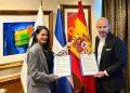 La viceministra Celinés Toribio y el director ejecutivo de la WLO, José Francisco Rojas Blasco, durante la firma del convenio en Madrid, España.