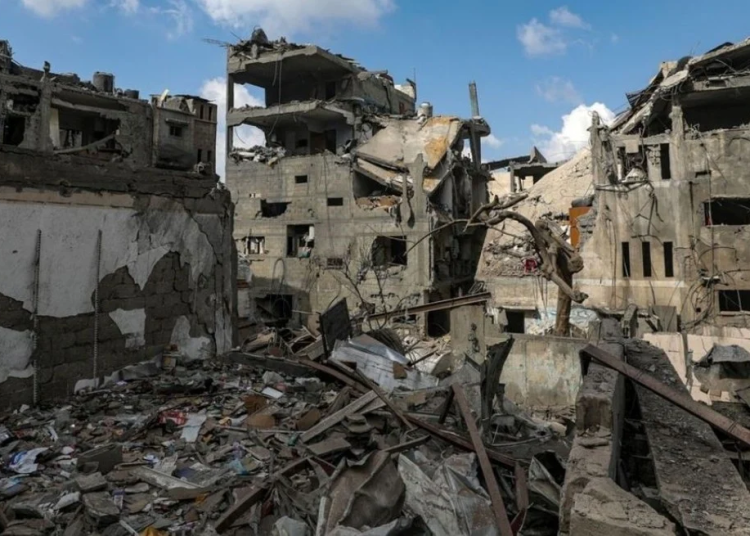 La nota indica que los pacientes son tratados en el suelo y los pasillos, y que los médicos se ven obligados a operar sin anestesia. - Fuente externa.