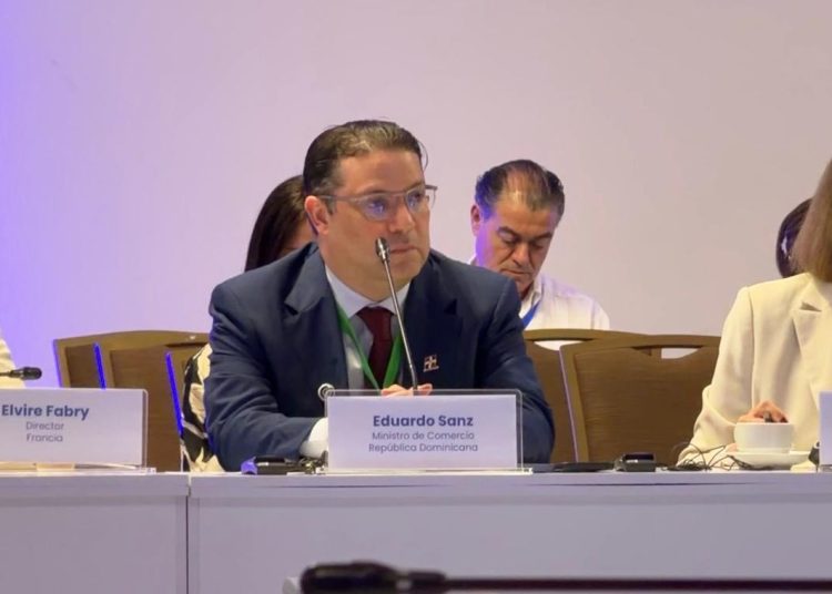 Sanz Lovatón compartió el panel con figuras clave del comercio mundial, lo que reafirma el peso específico del país en la discusión regional.