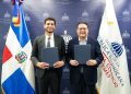 El titular del MICM, Yayo Sanz Lovatón, y el gerente general regional de Uber Eats para la Región Andina, Centroamérica y el Caribe, Marco Nannipieri, formalizaron el convenio.