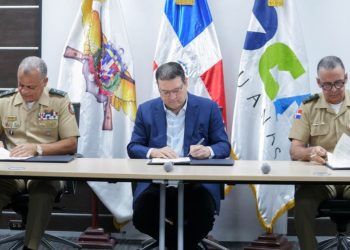 La partida entregada al MIDE incluye municiones de distintos calibres, armas de fuego, armas blancas, piezas y accesorios decomisados.