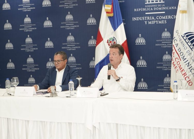 Víctor “Ito” Bisonó indicó que estas empresas crearán 1,881 empleos directos y generarán alrededor de US$19.92 millones en divisas.