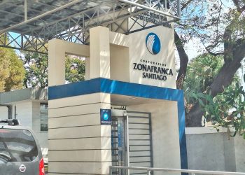 La CZFS cuenta con un jardín industrial, con una planta de tratamiento de agua, y funge como socio de Fondo Agua Yaque del Norte.