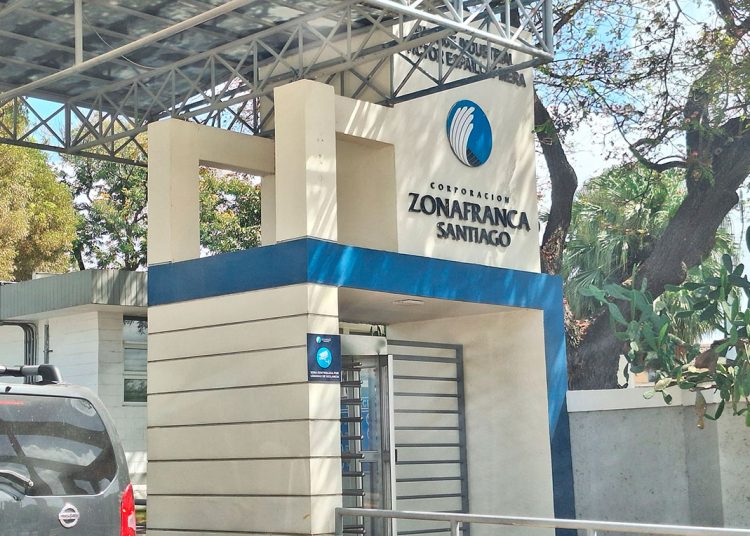 La CZFS cuenta con un jardín industrial, con una planta de tratamiento de agua, y funge como socio de Fondo Agua Yaque del Norte.