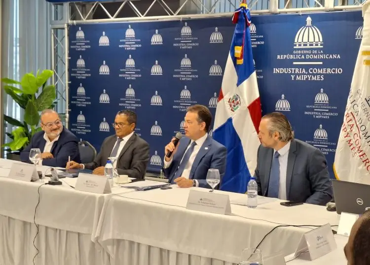 La sesión del consejo directivo del Cnzfe fue presidida por el ministro de Industria, Comercio y Mipymes (MICM), Víctor -Ito- Bisonó.